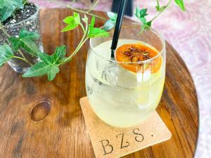 una bebida en una mesa de madera con una copa en Hotel & Resort Kiyomizu Bozanso, en Yamanouchi