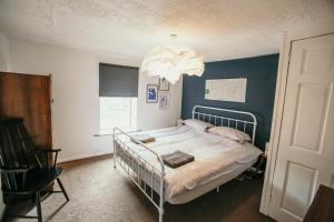Postel nebo postele na pokoji v ubytování Quirky bohemian Lake District miners cottage- 6 bd