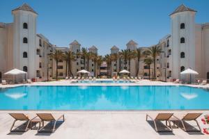 Palma Hotel في بورسعيد: مسبح كبير امام مبنى كبير