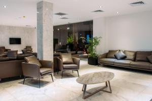 hol z kanapami, krzesłami i stołem w obiekcie Palma Hotel w mieście Port Said