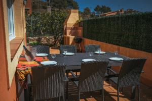 Una mesa y sillas negras en un patio. en Casa Adela, en Begur