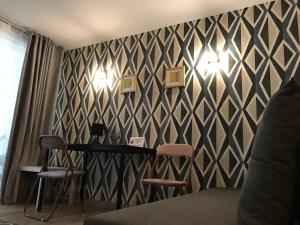 a room with a wall with a geometric wallpaper at Apart - apartament 12 in Okuninka