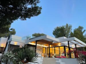 a large white house with a lot of windows at Nyumba ya Sun in Cala Tarida