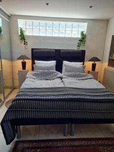 uma cama grande num quarto com uma janela em 47 By the sea em Höganäs