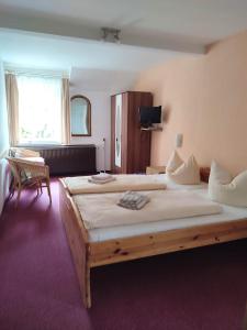 A bed or beds in a room at Gockescher Hahn