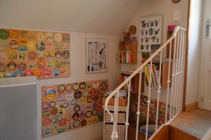 una escalera en una habitación con una pintura en la pared en Domaine Maltoff, en Coulanges-la-Vineuse
