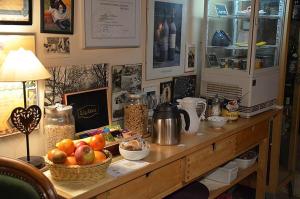 a kitchen counter with a table with a bowl of fruit at Domaine Maltoff in Coulanges-la-Vineuse