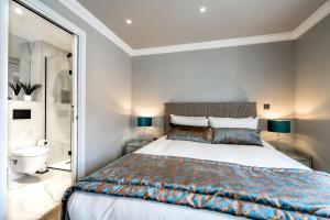 - une chambre avec un grand lit et une salle de bains dans l'établissement Bootham Urban Space, à York