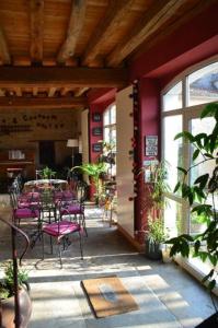 um pátio com mesas e cadeiras num restaurante em Domaine Maltoff em Coulanges-la-Vineuse
