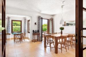 cocina y comedor con mesa y sillas en ALTIDO 3-BR Cottage with Terrace and Garden in Colares en Sintra