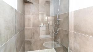 bagno con doccia e servizi igienici di Alloggio da Paolina a Castellaneta