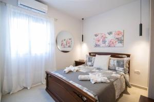 una camera da letto con un letto e due asciugamani di George's Apartment a Rethymno