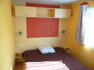 - une petite chambre avec un lit dans l'établissement CAMPING LE RUPE, à Toulouse