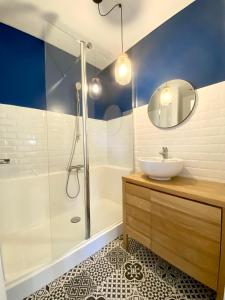une salle de bain avec lavabo et douche dans l'établissement Superbe T2 équipé proche centre ville Ajaccio avec parking, à Ajaccio 3 autres photos
