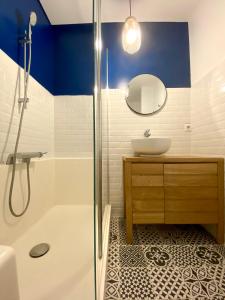 une salle de bain avec une baignoire, un lavabo et une douche dans l'établissement Superbe T2 équipé proche centre ville Ajaccio avec parking, à Ajaccio