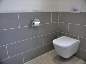 łazienka z toaletą i rolką papieru toaletowego w obiekcie Plage à 50m Appartement Rêves étoilés Villa Les Bains de Mers w mieście Mers-les-Bains