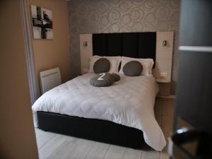 sypialnia z dużym łóżkiem z 2 poduszkami w obiekcie Plage à 50m Appartement Rêves étoilés Villa Les Bains de Mers w mieście Mers-les-Bains