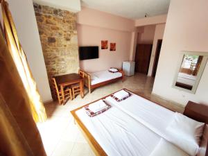 ein Hotelzimmer mit einem Bett und einem Sofa in der Unterkunft Apartments Himara Premium in Himarë