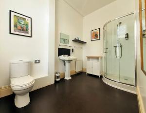 Rowntree Lodge tesisinde bir banyo