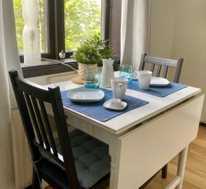 una mesa con dos sillas y un mantel azul en ella en Parkvillan, en Kungshamn