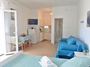 Televízia a/alebo spoločenská miestnosť v ubytovaní Studio apartments Kiwi-near Paklenica NP