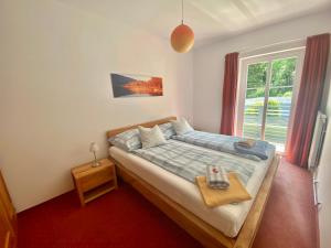 A bed or beds in a room at FeWo Leeb