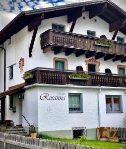 - un bâtiment blanc avec un balcon en haut dans l'établissement Chalet Rosanna, à Sankt Anton am Arlberg
