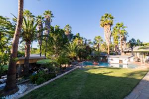 una vista aérea del patio trasero de una casa con palmeras en Hotel Pension Palmquell, en Klein Windhoek