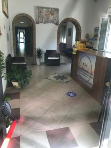eine Lobby mit Wartezimmer und Schalter in der Unterkunft Hotel Belmare in Marina di Grosseto