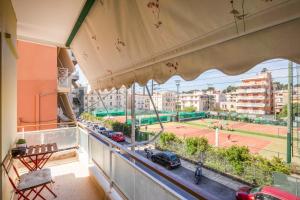 balkon z widokiem na kort tenisowy w obiekcie Bijoux Maison by CorfuEscapes w Korfu