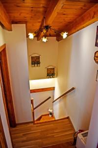 Pokój ze schodami i wentylatorem sufitowym w obiekcie Marilou's Cottage w mieście Ágios Matthaíos