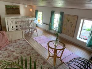 Posezení v ubytování Charmigt gårdshus nära havet i centrala Lysekil