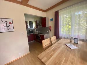A kitchen or kitchenette at FeWo Leeb