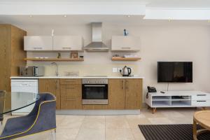 A kitchen or kitchenette at Canal Quays Apartments
