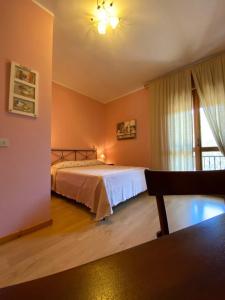 um quarto com uma cama e uma janela em Sogni e Colori em Villanova dʼAlbenga