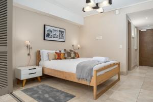 1 dormitorio con 1 cama grande en una habitación en Canal Quays Apartments, en Ciudad del Cabo