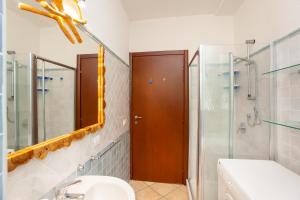 Un baño con ducha, inodoro y espejo. en Casa sulla spiaggia 1, en Orosei 22 fotos más