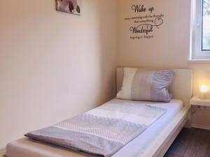 Una cama pequeña en una habitación con ventana. en Ferienwohnung Stafflel - Wohlfühlen im Odenwald, en Schmal-Beerbach
