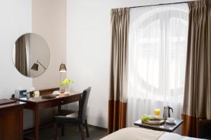 A bed or beds in a room at Boutique Hotel Bristol