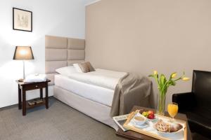 A bed or beds in a room at Boutique Hotel Bristol