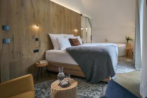 Un pat sau paturi într-o cameră la Triangel Boutique Hotel