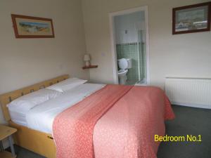 A bed or beds in a room at Lissadell Holiday Apartment