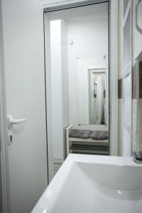 Et badeværelse på Landmark Apartment