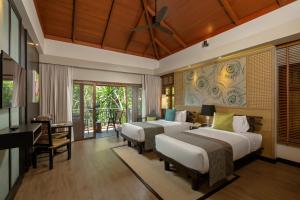 Ein Bett oder Betten in einem Zimmer der Unterkunft Khaolak Merlin Resort