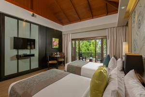 Ein Bett oder Betten in einem Zimmer der Unterkunft Khaolak Merlin Resort