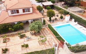 z góry widok na dom z basenem w obiekcie Villa Benny w mieście San Vito lo Capo