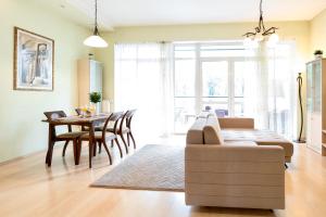 A seating area at Spacious apartment with cozy balcony by URBAN RENT