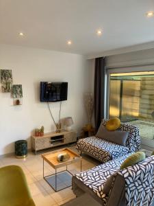 a living room with a couch and a table at O ZEE app,garage 200m van strand en centrum in Koksijde