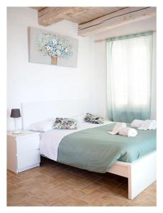 a bedroom with a bed and a window at Il Grottino Relais & Spa in Gualdo Cattaneo