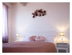 a bedroom with a bed with two pillows on it at Il Grottino Relais & Spa in Gualdo Cattaneo